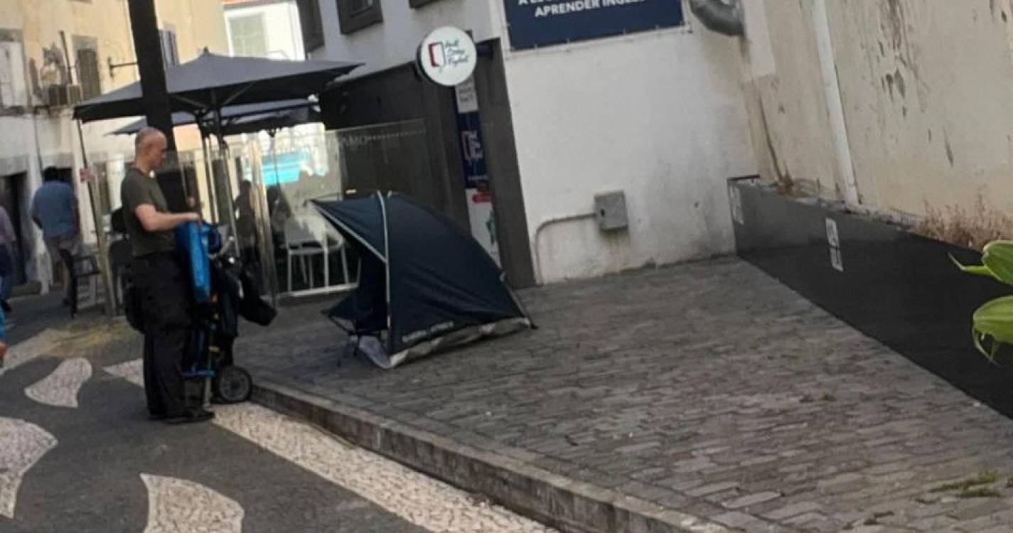 Turistas surpreendem transeuntes com tenda no centro do Funchal