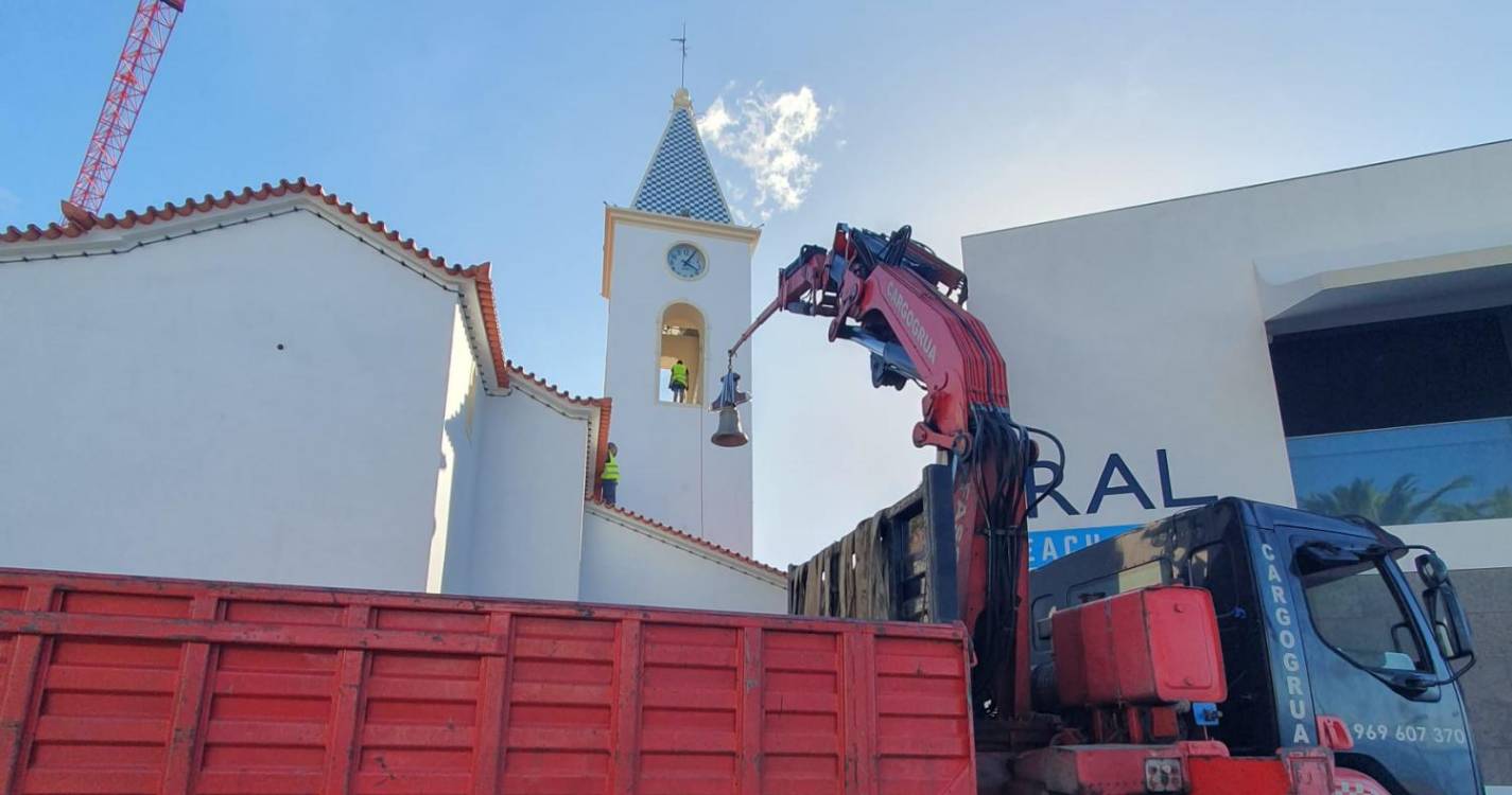 Sinos da igreja de São Sebastião voltam a ser colocados na torre (com fotos)