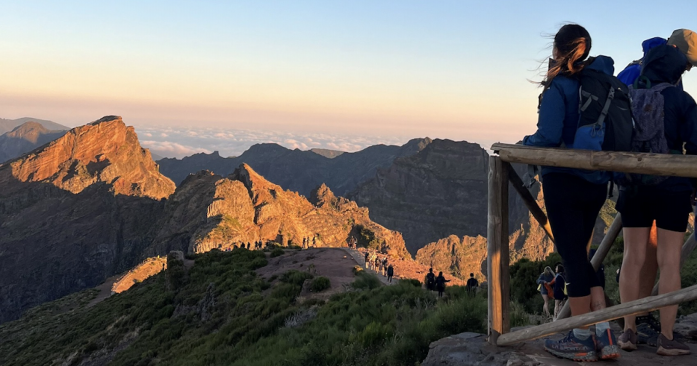 Turistas ignoram aviso de encerramento de percurso pedestre no Pico do Areeiro