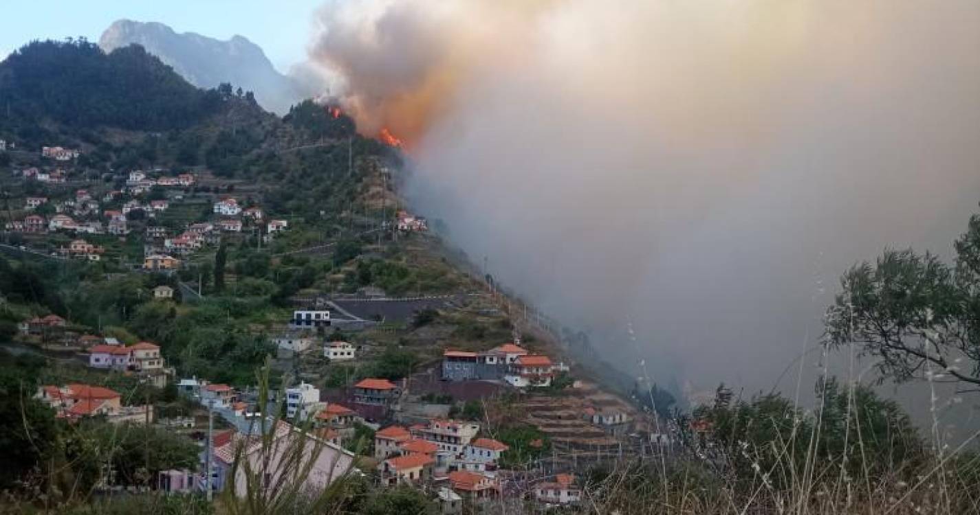 Foi “uma noite horrível” na Serra de Água. Cerca de 100 pessoas obrigadas a sair de casa