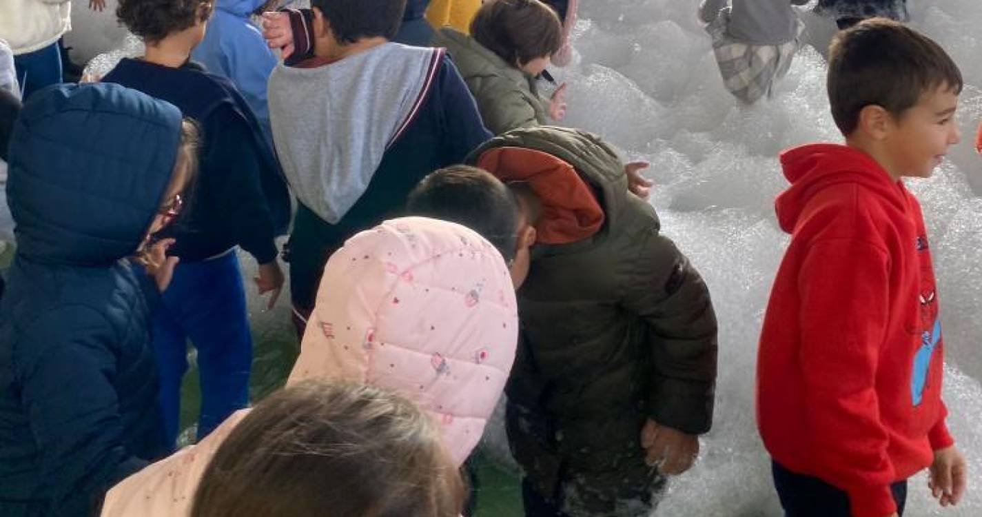 Pai Natal visitou escolas do Caniço e levou neve