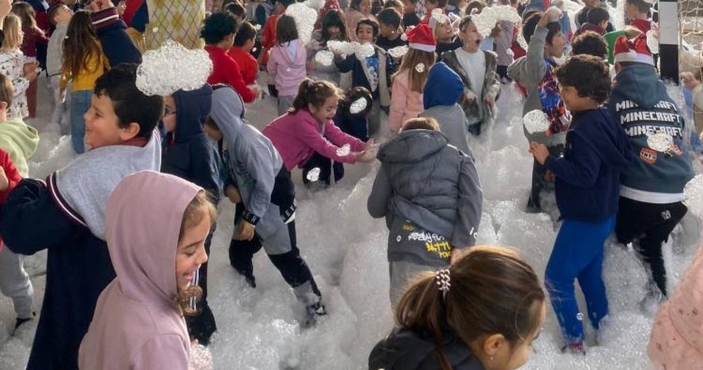 Pai Natal visitou escolas do Caniço e levou neve