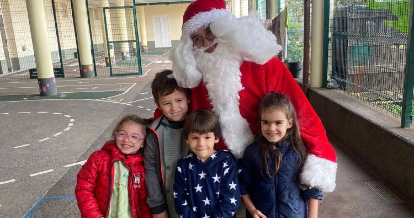 Pai Natal visitou escolas do Caniço e levou neve