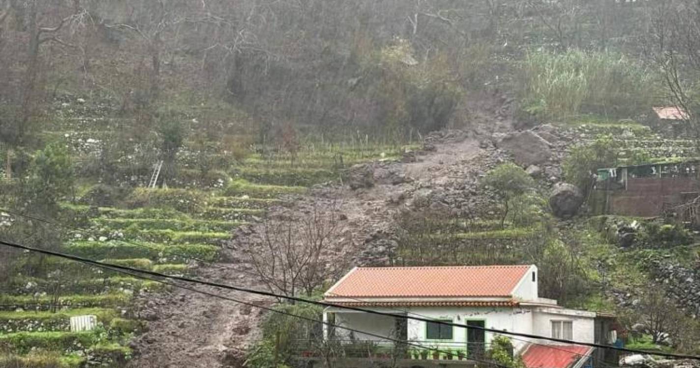 Derrocada no Curral das Freiras atinge três veículos