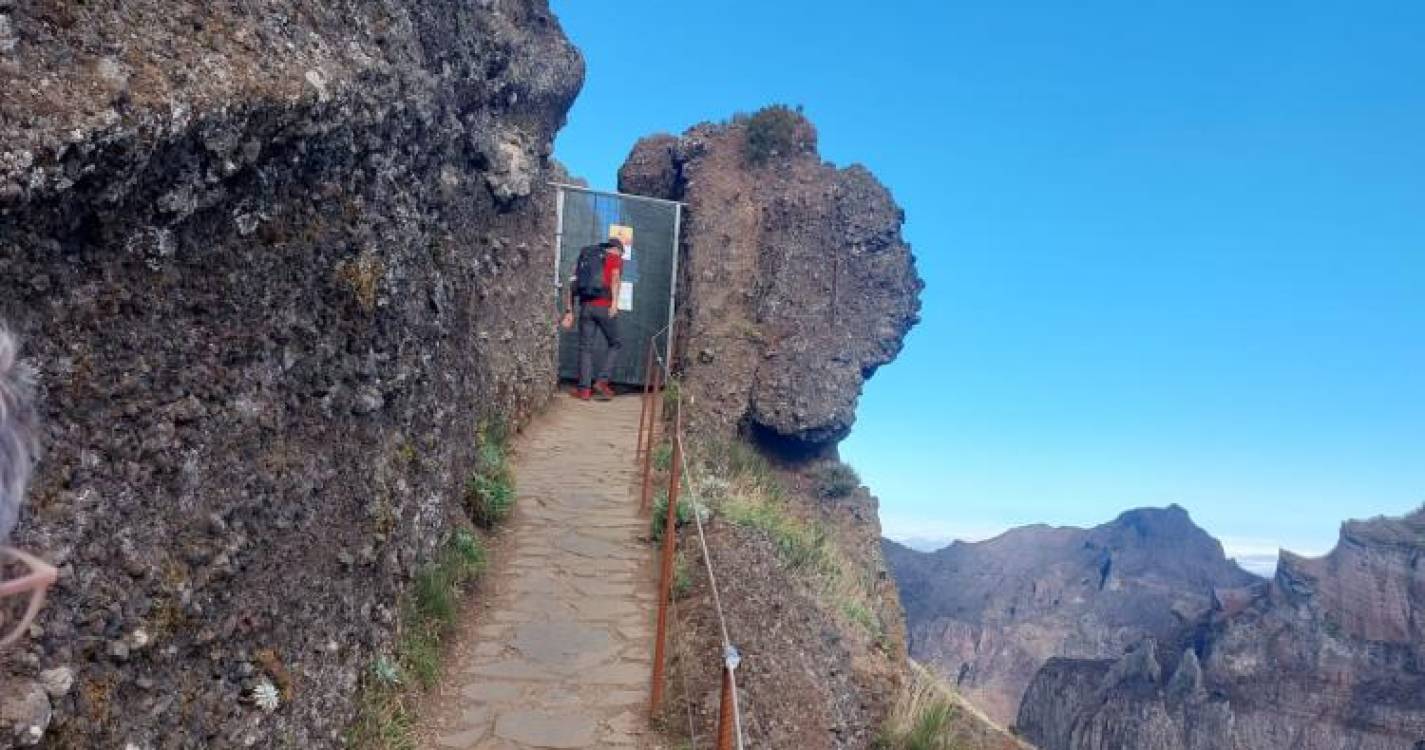 Turistas desrespeitam regras e recomendações no percurso entre Pico Ruivo e Pico do Areeiro (com vídeo)