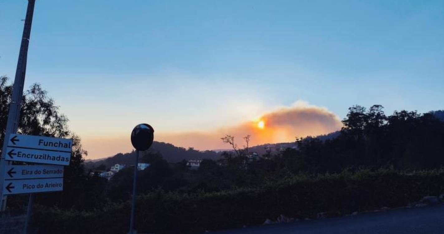 Incêndio já é visto do Funchal (com fotos)