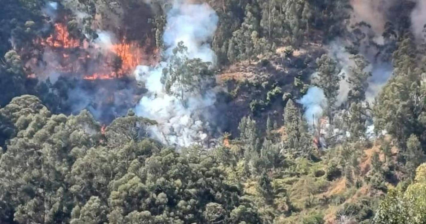 Incêndio no sítio da Furna, Ribeira Brava, mobiliza bombeiros