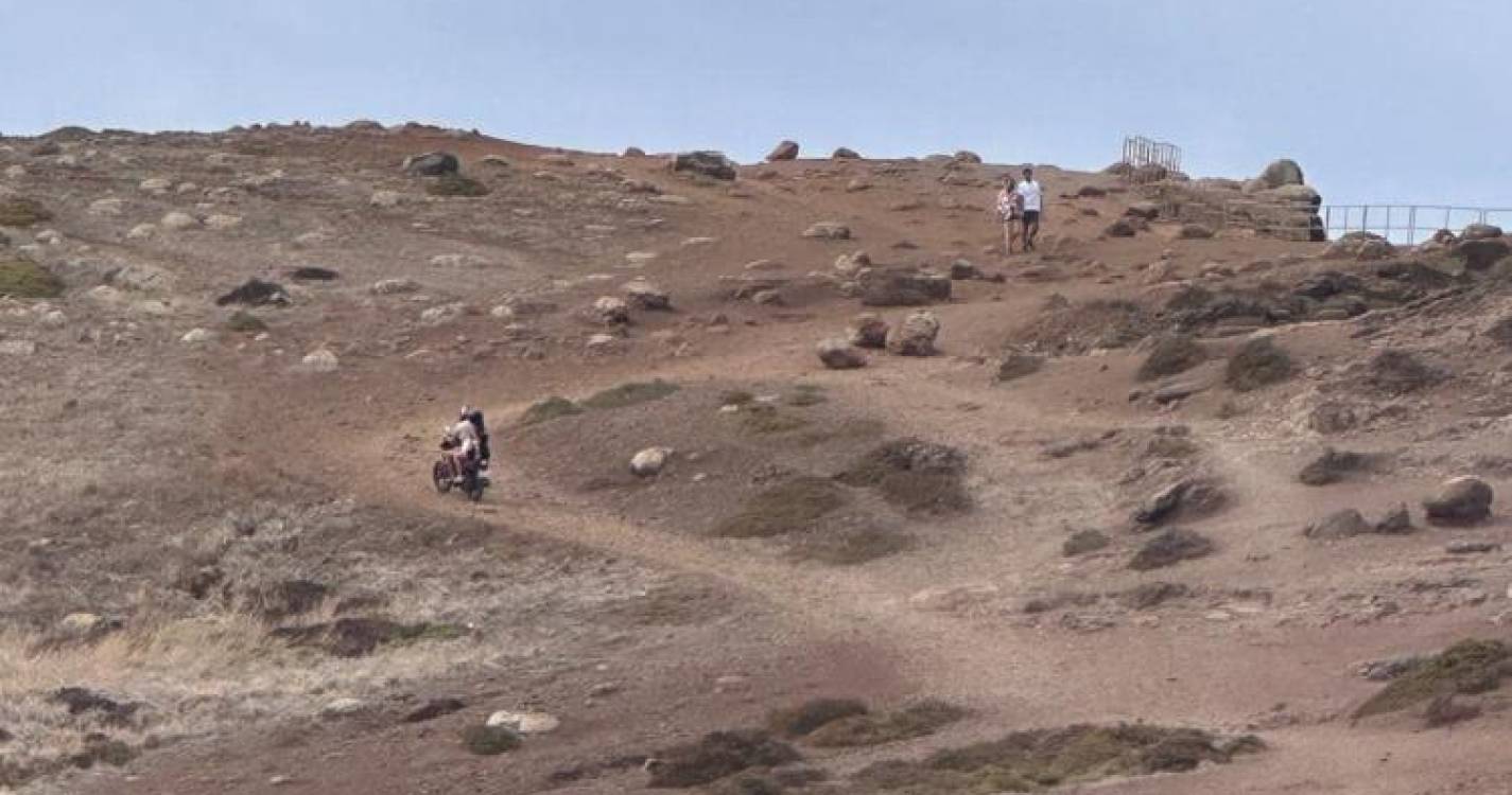 Andar...de moto na vereda da Ponta de São Lourenço