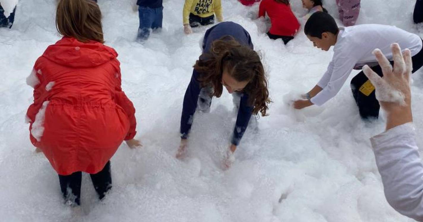 Pai Natal visitou escolas do Caniço e levou neve