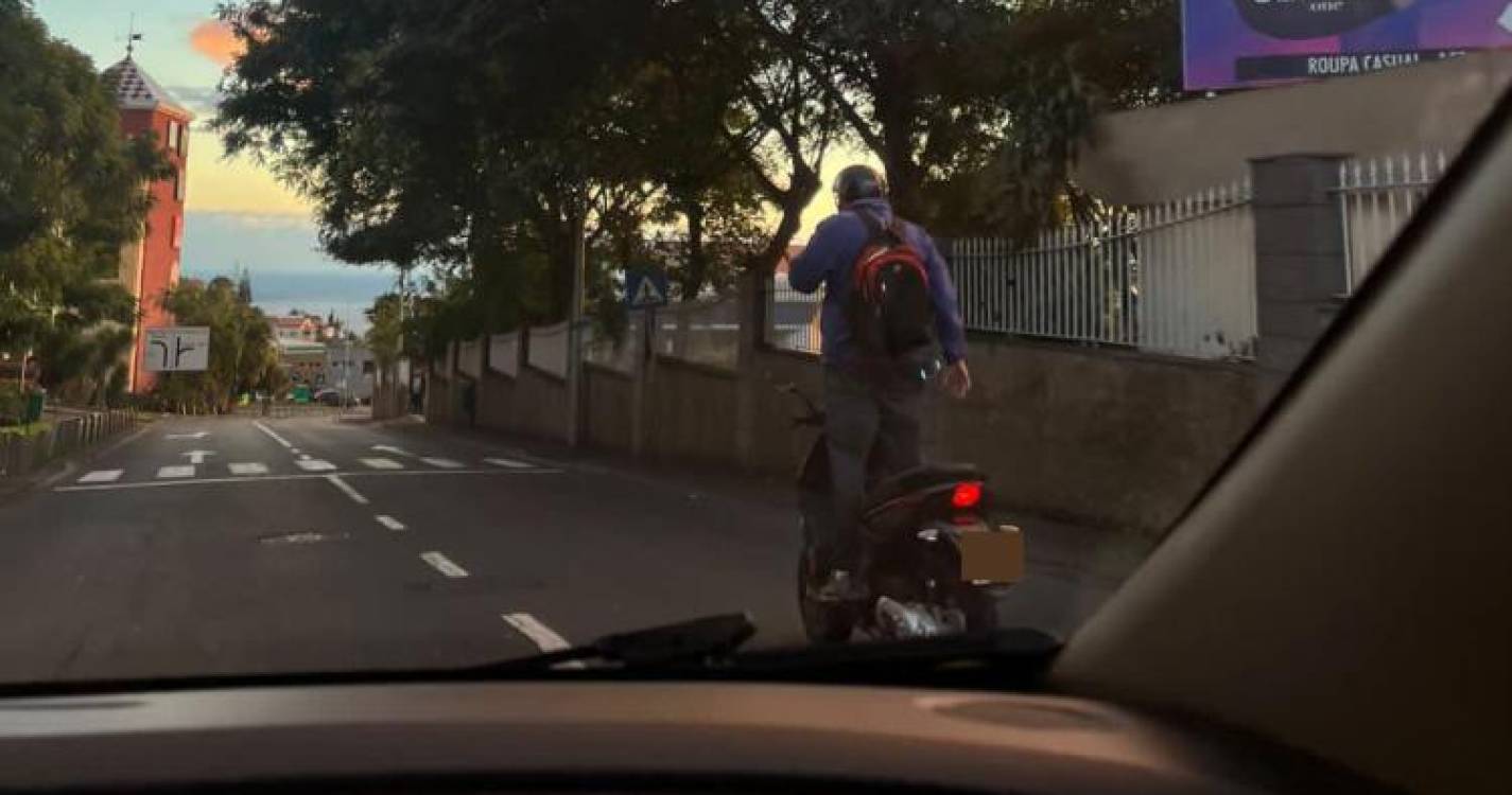 Motociclista a conduzir de pé causa alvoroço junto ao Madeira Shopping