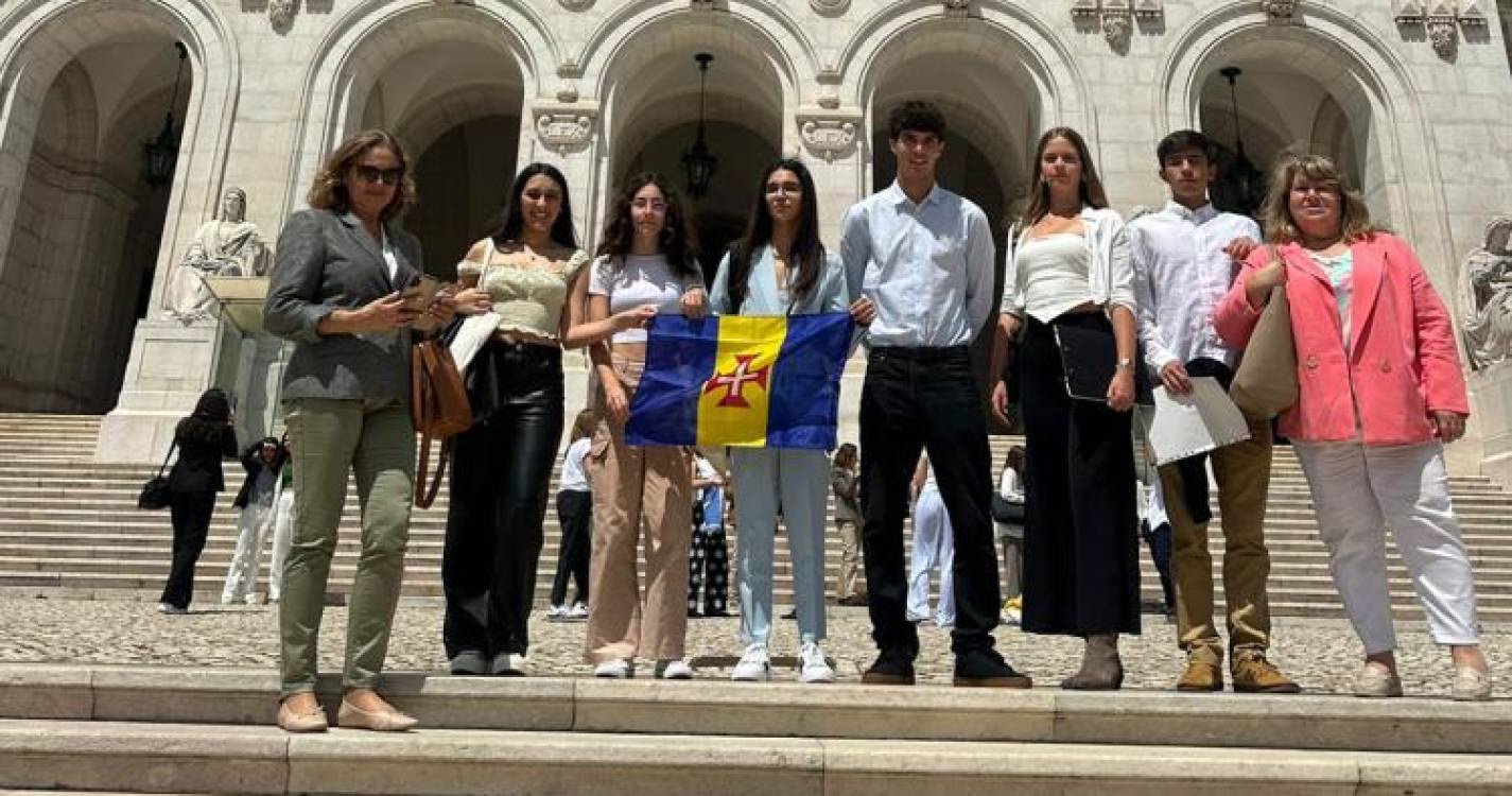 Escolas debatem “Viver Abril na Educação” no parlamento Jovens Nacional