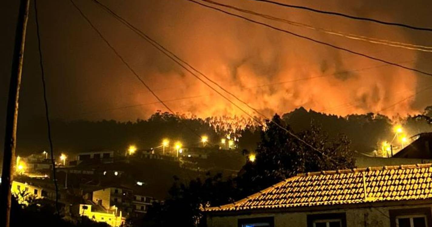 Fogo ameaçou casas esta madrugada no Jardim da Serra