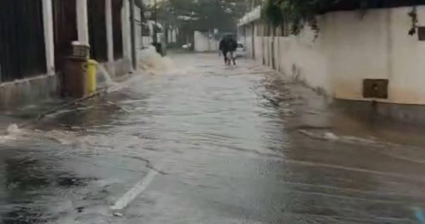 Chuva intensa inunda zona da Praia Formosa (com vídeos)