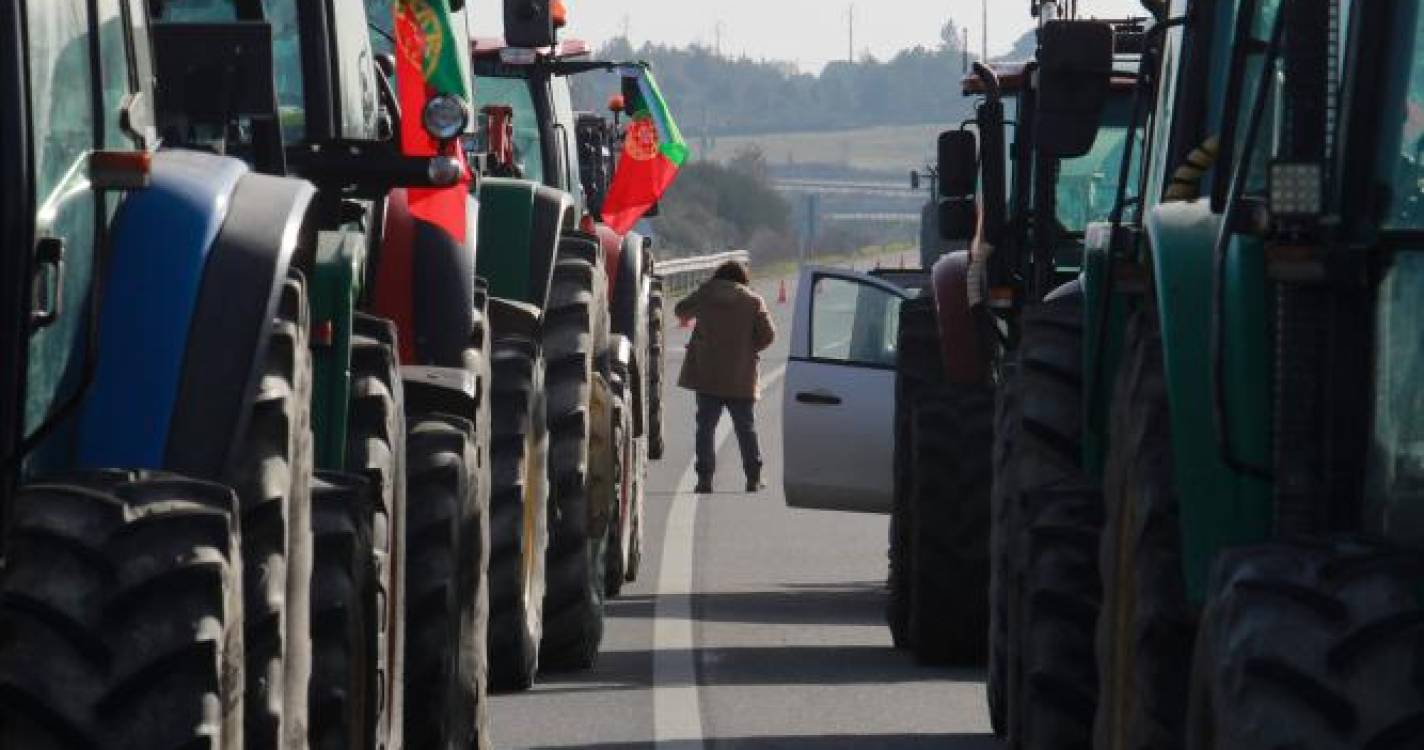 Agricultores portugueses saem à rua para protestar (com fotos)