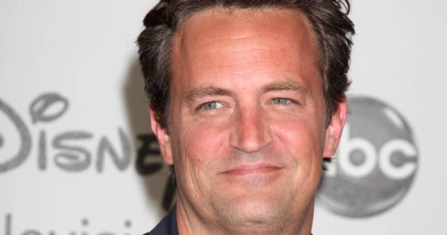 Assistente de Matthew Perry entre cinco acusados da morte da estrela de ‘Friends’