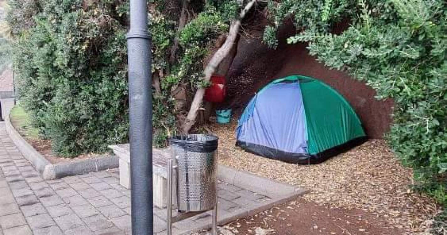 Tenda de campismo no centro do Jardim do Mar gera surpresa