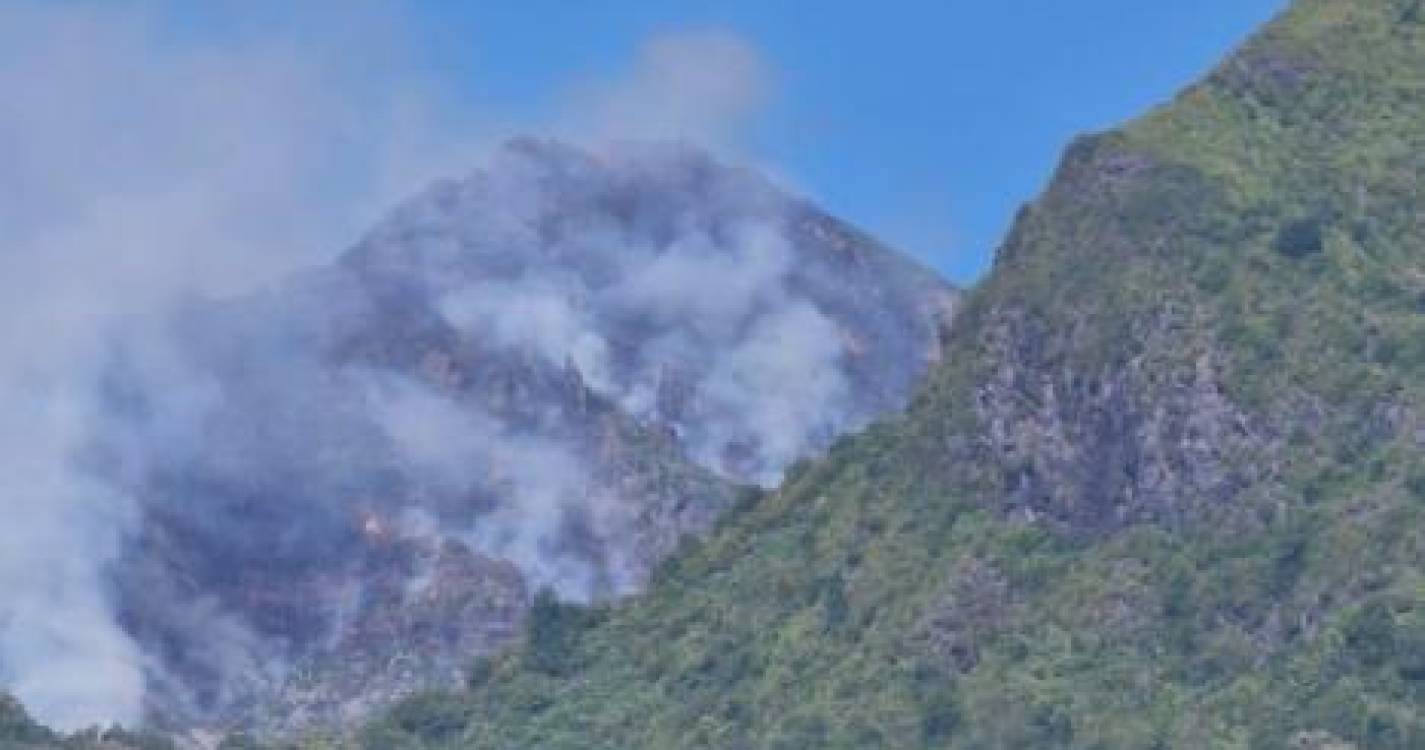 Incêndio no Pico Ruivo motiva preocupação (com fotos e vídeo)