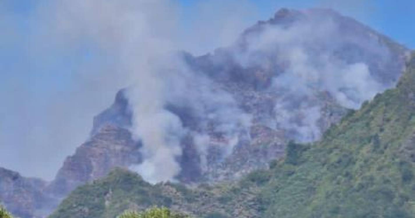 Incêndio no Pico Ruivo motiva preocupação (com fotos e vídeo)