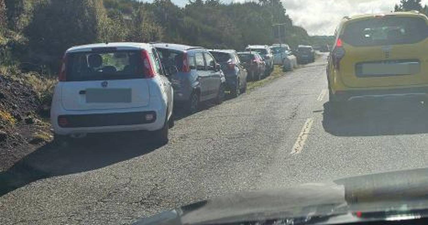 Estacionamento abusivo no Pico do Areeiro causa transtornos aos condutores (com vídeo)