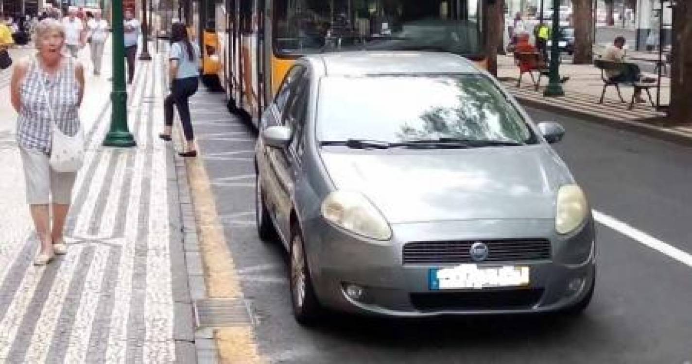 Veículo parado na Avenida Arriaga constrange circulação de autocarros