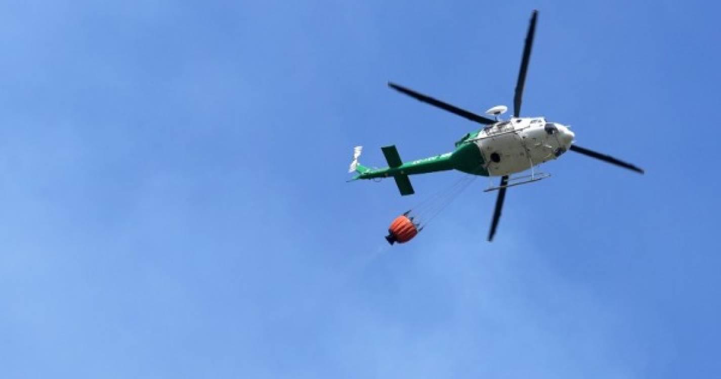 Meio aéreo e oito bombeiros combatem incêndio na Ribeira Brava