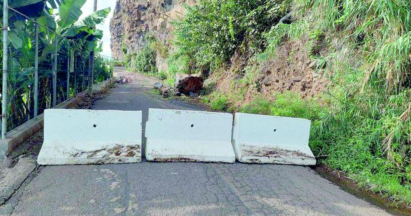 Estrada dos Anjos ameaça ruir e foi totalmente encerrada