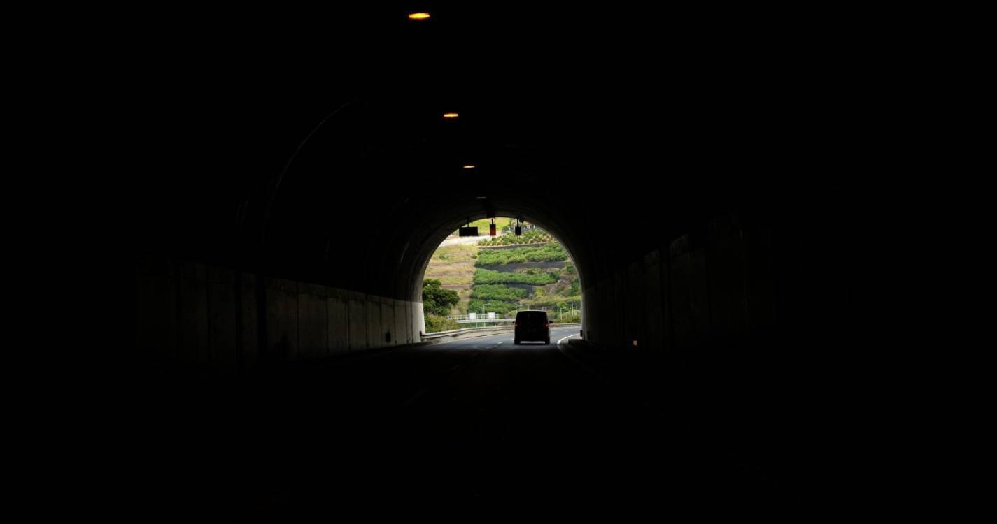 Acidente no túnel do Campanário leva mulher para o hospital