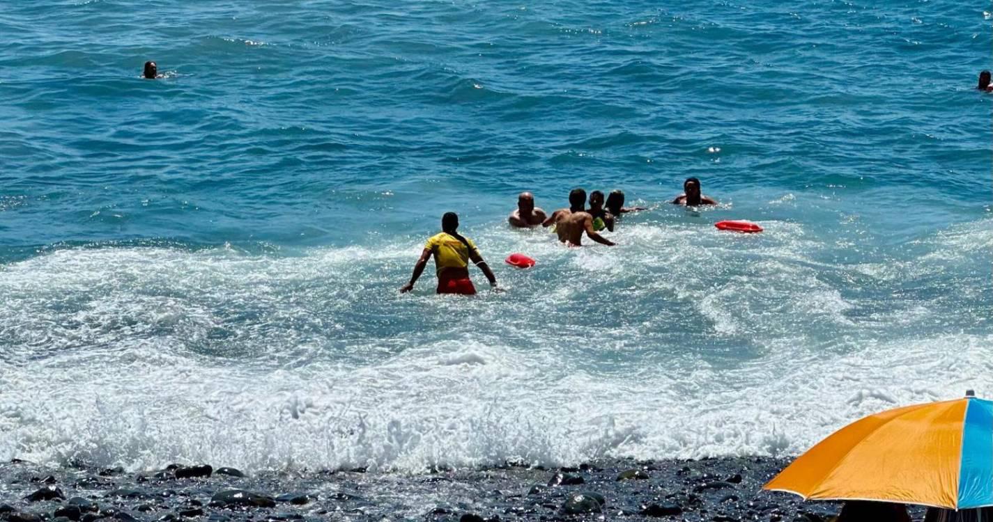 Mar agitado trocou as voltas aos banhistas