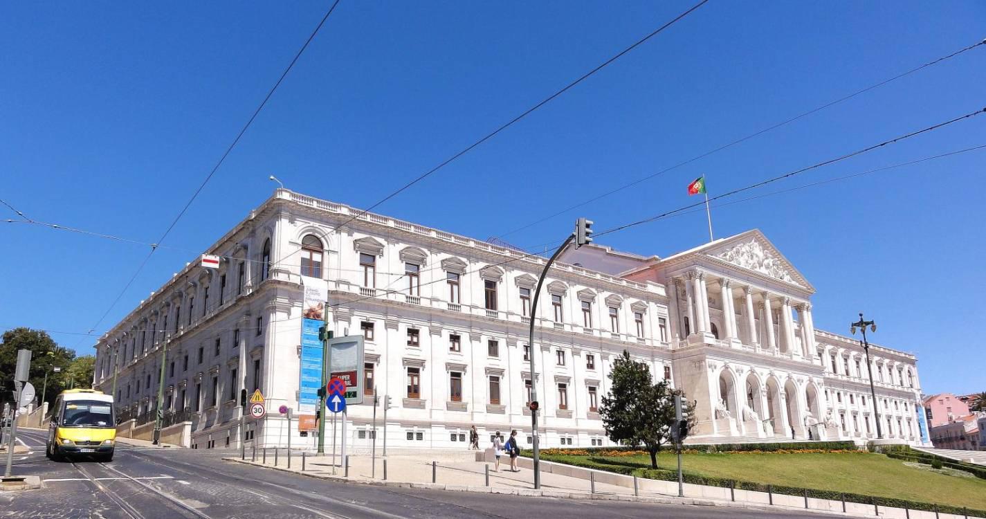 Estivadores protestam junto ao parlamento contra insolvência de empresa do Porto de Lisboa