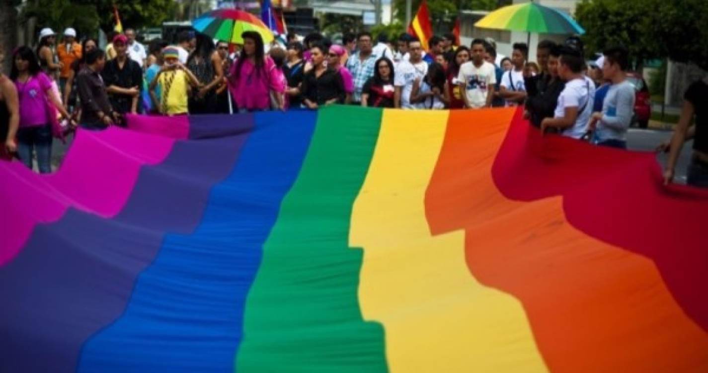 Pessoas trans marcham no dia da visibilidade para reclamar direitos e lembrar que a luta continua