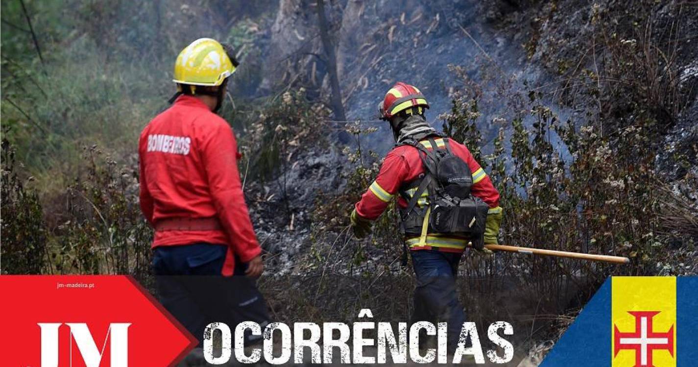 Bombeiros combatem fogo em mato no Estreito de Câmara de Lobos