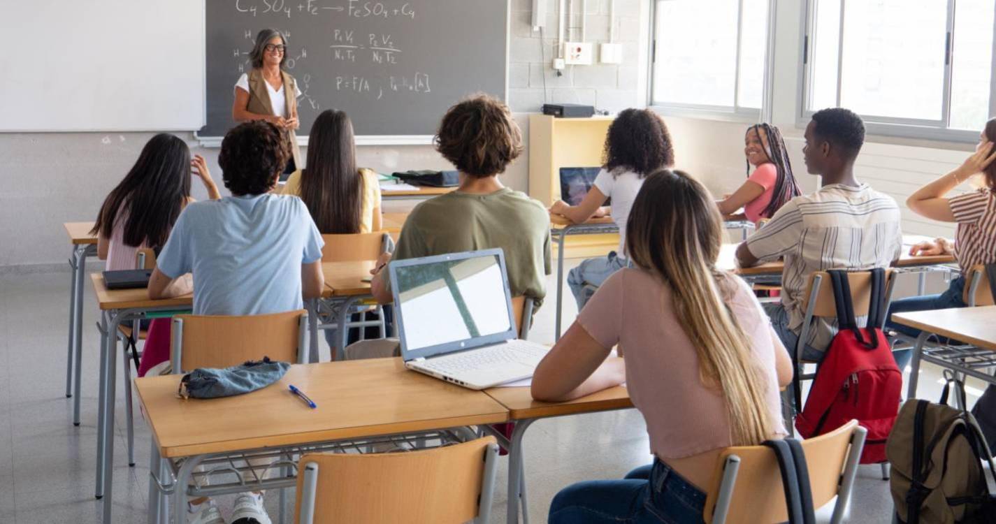 Chega/Açores quer saber quantos professores e assistentes estão de baixa