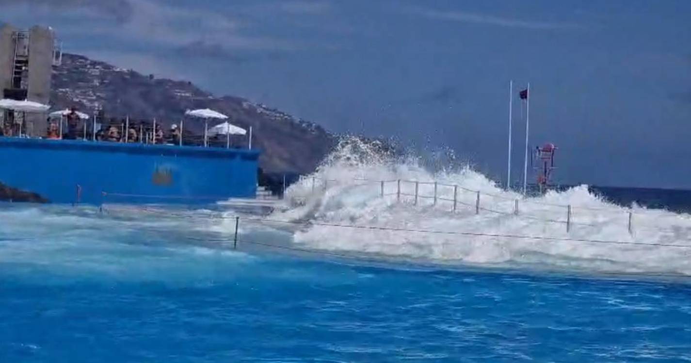 Mar invade piscina do Lido (com vídeos)