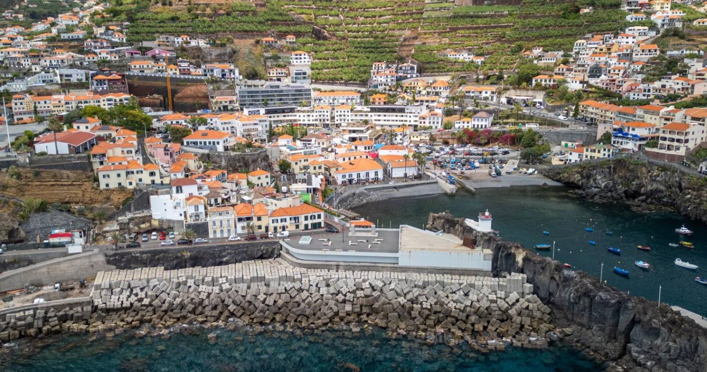 Viatura em chamas mobiliza bombeiros em Câmara de Lobos