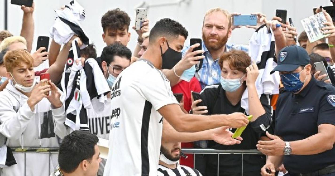 Ronaldo recebido com entusiasmo pelos adeptos no regresso ao trabalho na Juventus