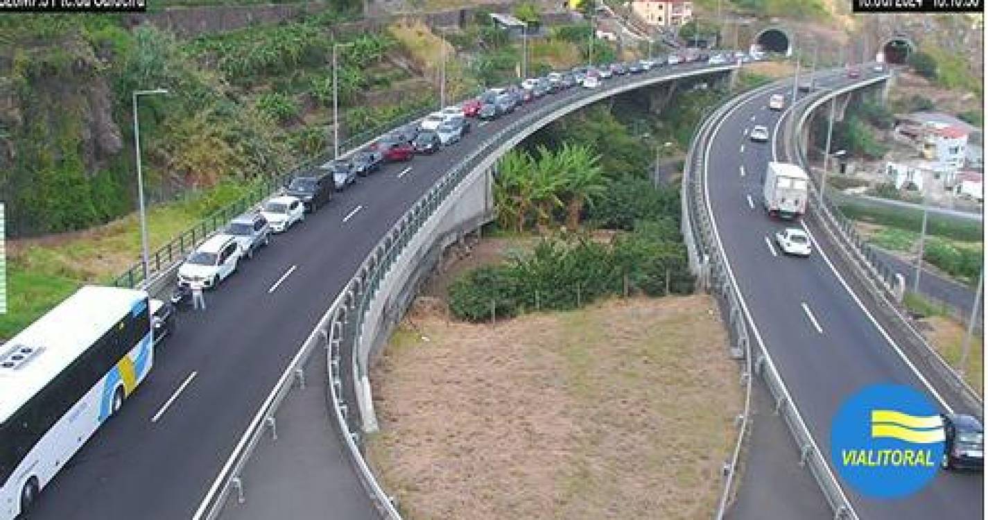 Carro a arder fecha troço rodoviário na Via Rápida