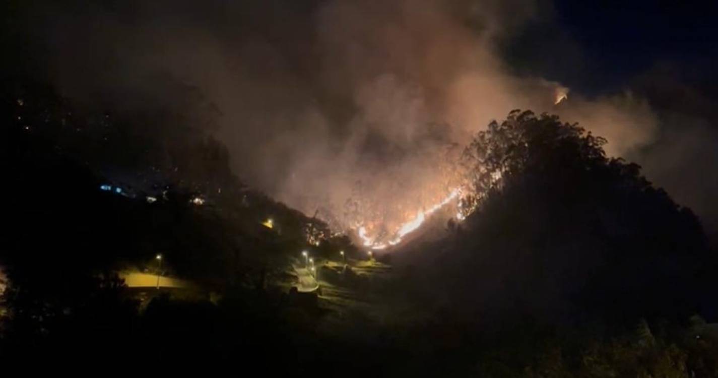 Frente de fogo no Colmeal, no Curral das Freiras, lavra com intensidade (com vídeo)