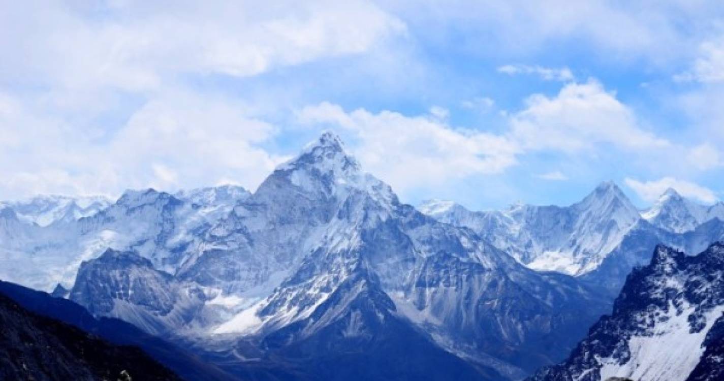 Avião com 22 pessoas desaparece numa zona montanhosa do Nepal