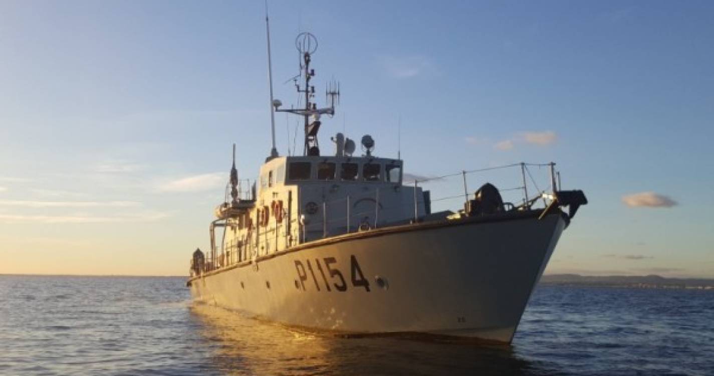 Navio da Marinha resgata tripulante de veleiro que caiu ao mar a sul do Funchal