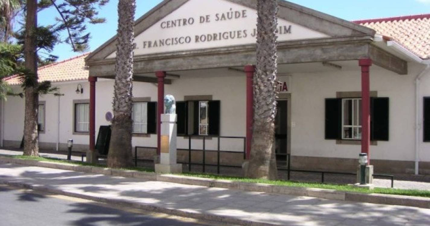 Homem destruiu viaturas na via pública, no Porto Santo, e fugiu do centro de saúde