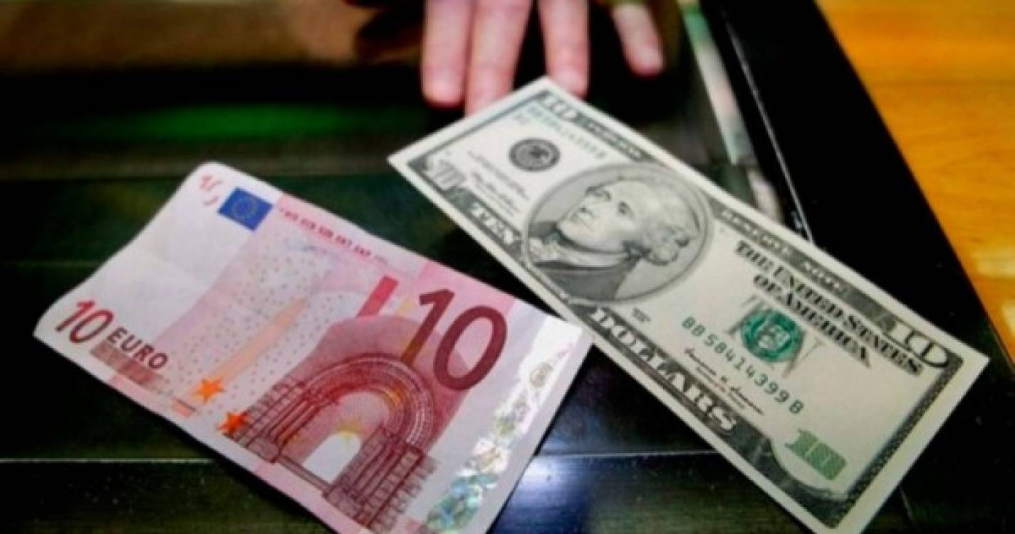 Euro recua e segue em 1,09 dólares