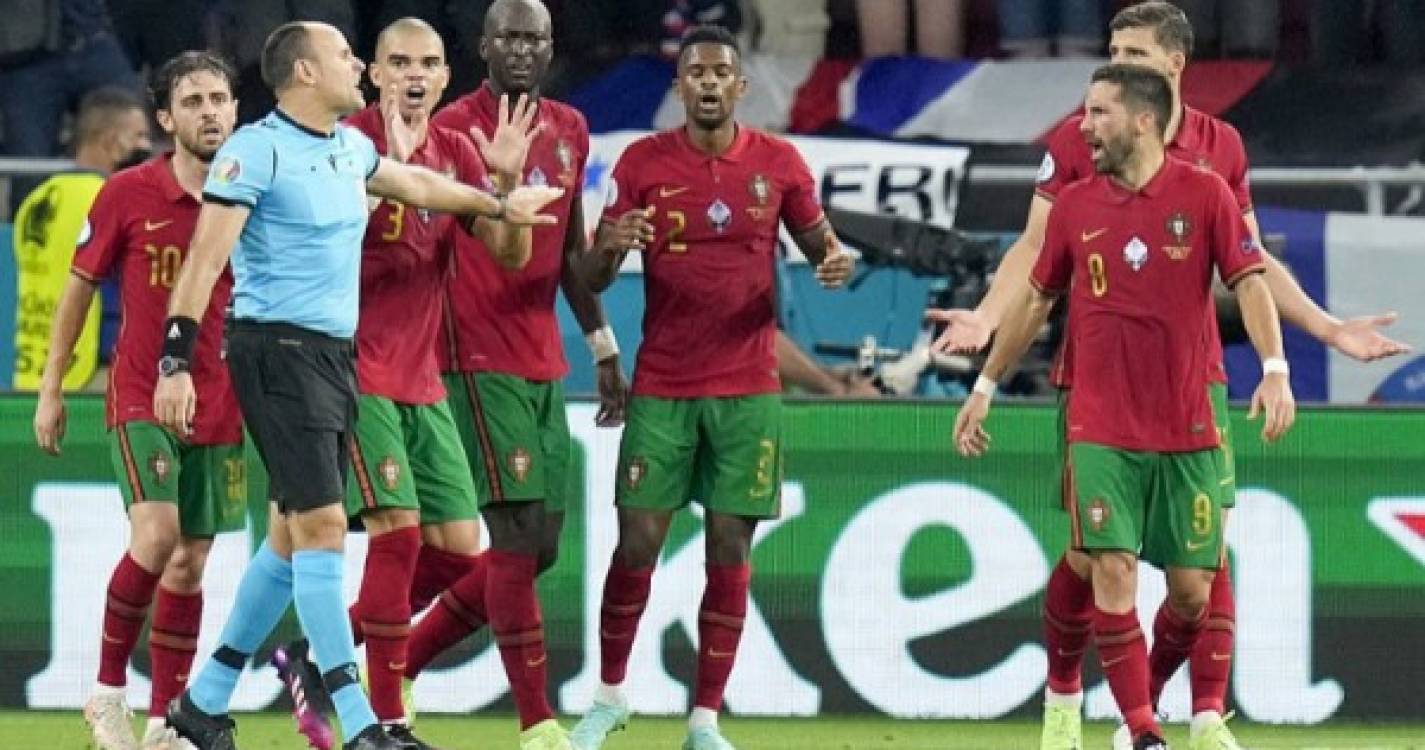 Penálti mal assinalado no Portugal-França afasta árbitro espanhol do resto do Euro 2020