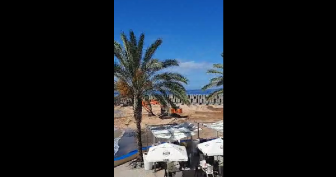 Carga de 7,5 toneladas de areia já está a ser descarregada na Praia da Calheta (com vídeo)