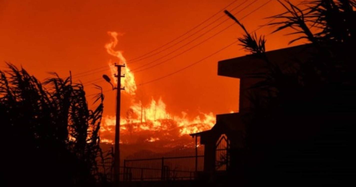 Vaga de calor no sudeste da Europa agrava incêndios florestais e obriga a alertas de proteção