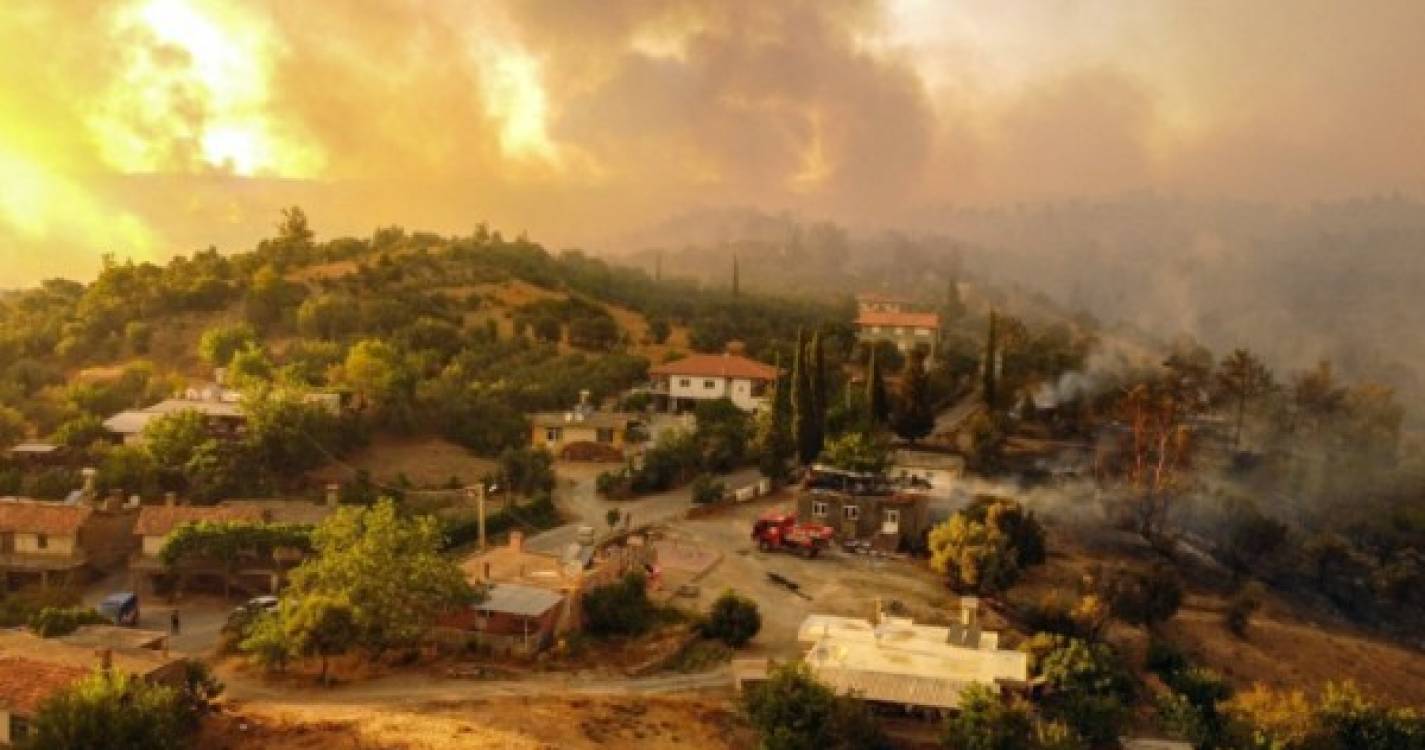 Turistas em pânico pelos incêndios na Turquia fogem para a costa à espera de resgate