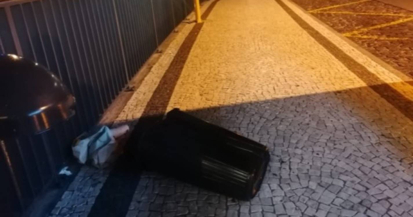 Caixotes do lixo vandalizados esta noite no Funchal