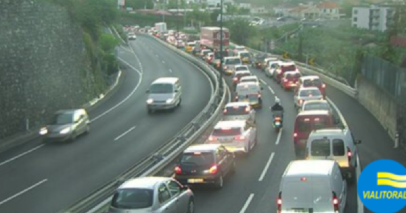 Trânsito intenso na via rápida no sentido Câmara de Lobos - Funchal