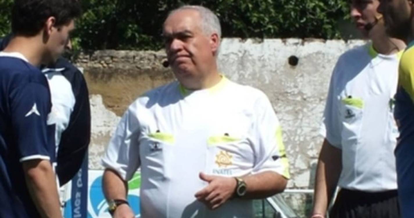 Árbitro de 56 anos cai inanimado no relvado e morre em campo durante jogo de futebol no Cartaxo