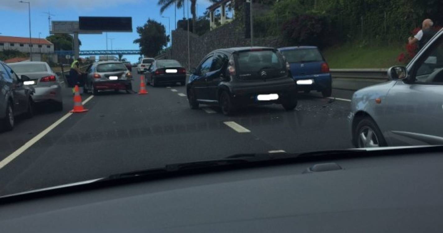 Acidente com várias viaturas condiciona trânsito na via rápida em São Martinho no sentido Funchal-Ribeira Brava