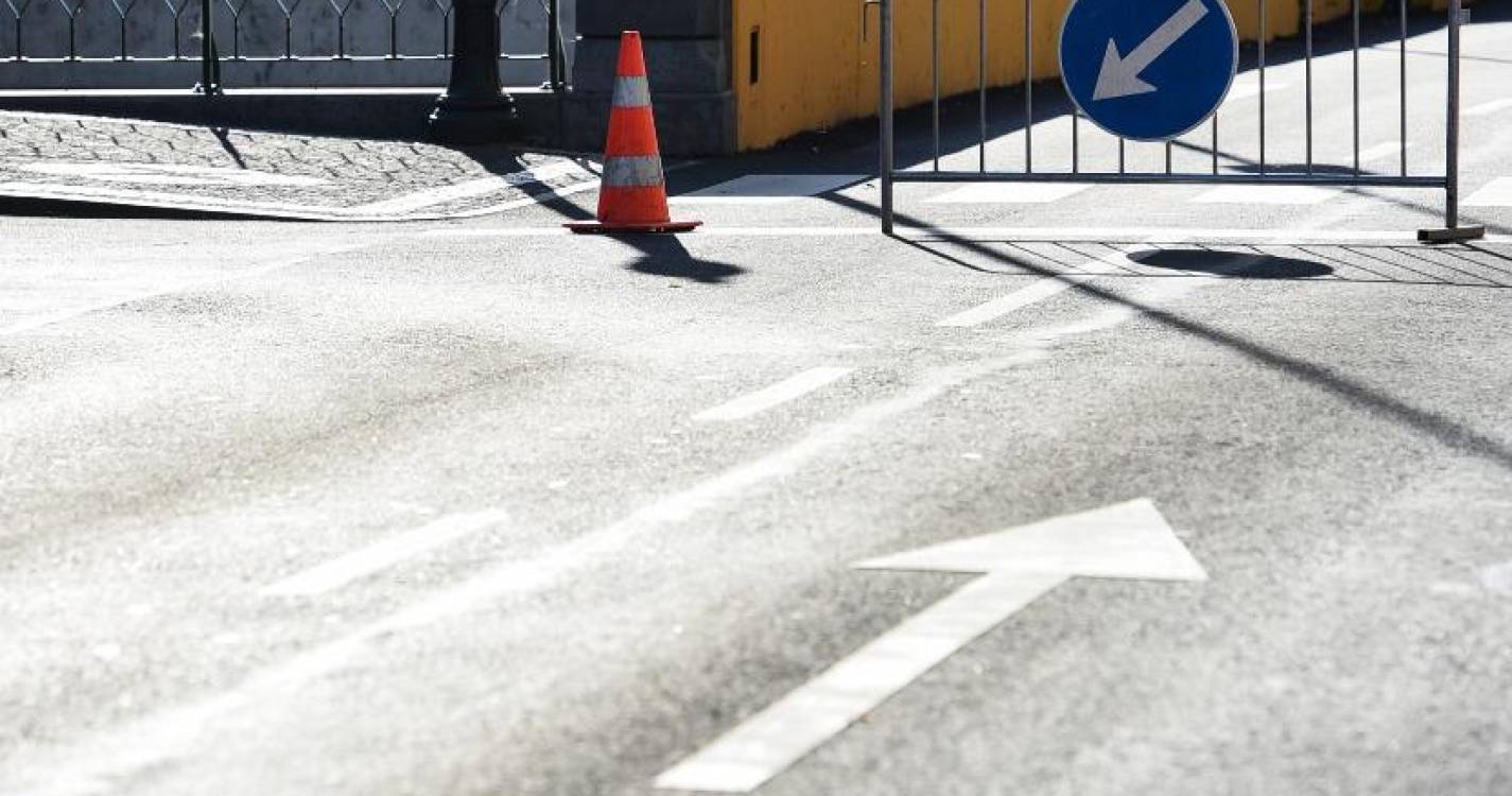 Condicionada circulação rodoviária na Rua Conde Carvalhal